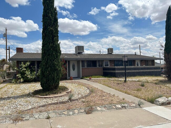 Building Photo - 212 Crestmont Dr
