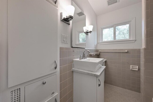 Building Photo - 4928 Strass Dr
