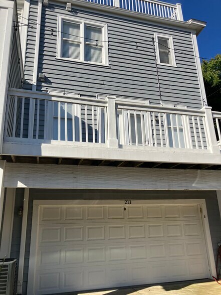 Building Photo - 211 E Park Ave