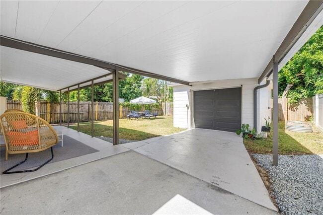 Building Photo - 2621 17th Ave N