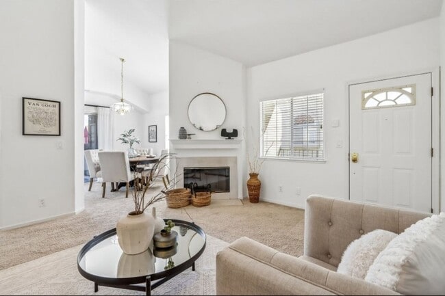 Building Photo - Beautiful Second Floor 3bd Condo w/Detached Garage & Pool