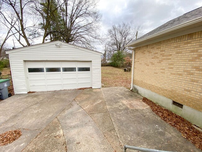 Building Photo - 3 bed 2 bath home recently renovated in Be...