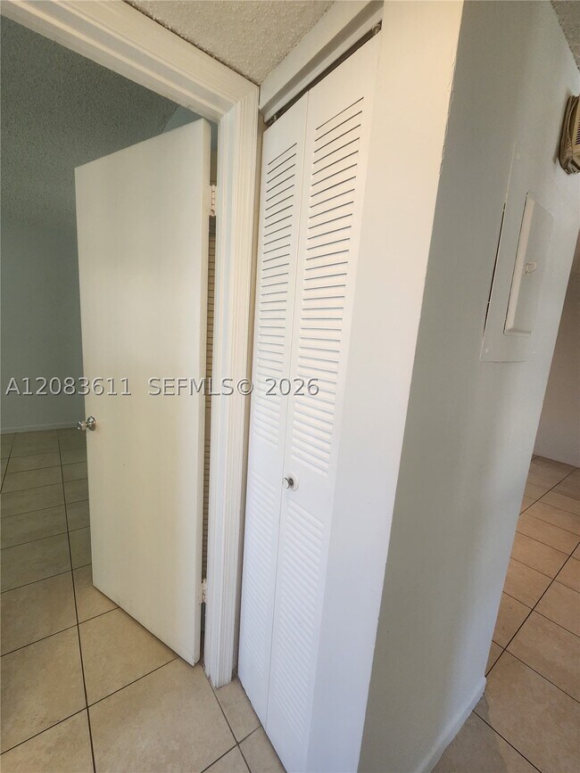 Building Photo - 10004 Twin Lakes Dr