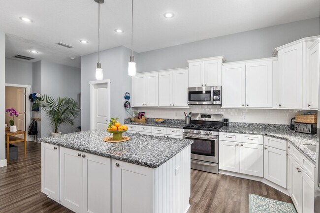 Building Photo - Stunning South Pointe 4/3 Home with Solar ...
