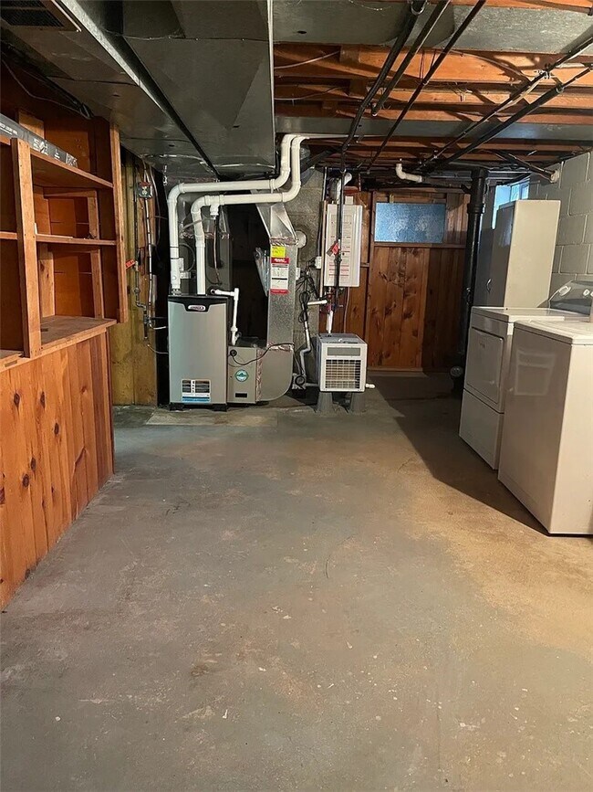 Building Photo - 705 Roosevelt Rd