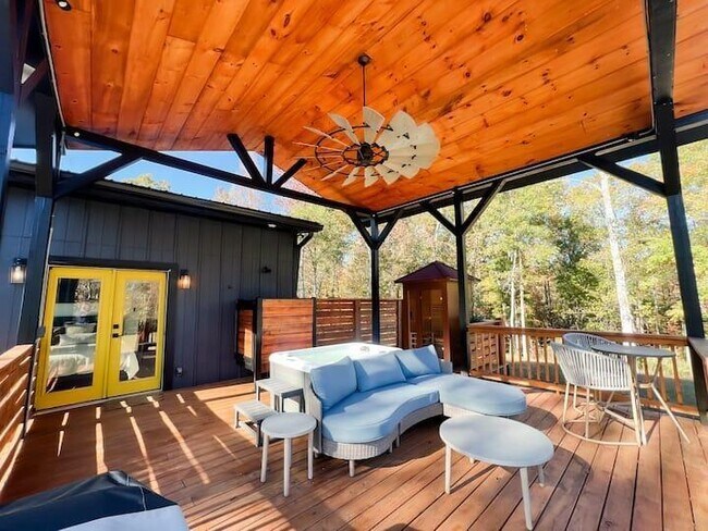 Building Photo - 300 Burbano Creekside Lndg