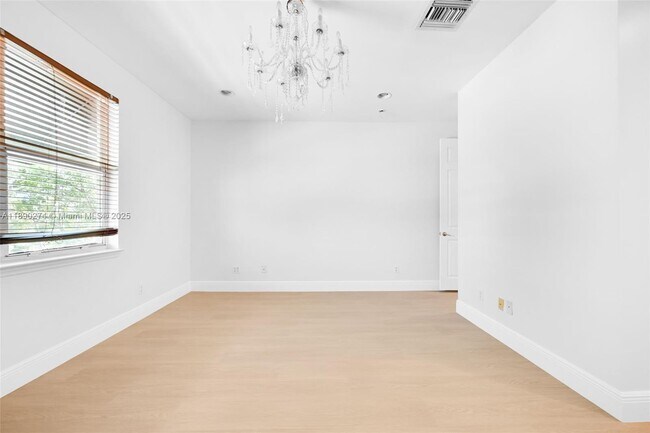 Building Photo - 742 NE 7th Ave