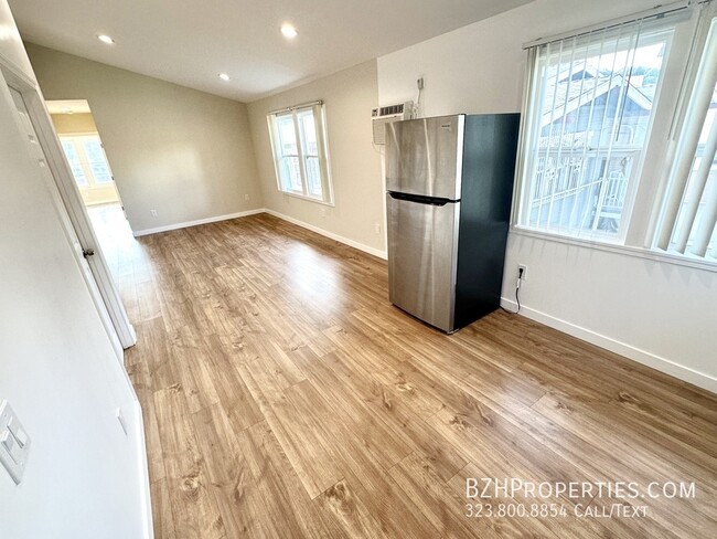 Building Photo - Light-Filled Renovated 2Bed 1Bath In Prime...