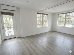 Building Photo - 932 7th St