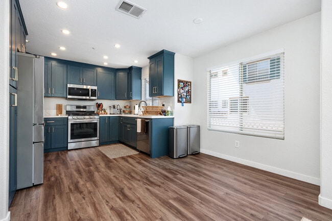 Building Photo - 10330 Wateridge Cir