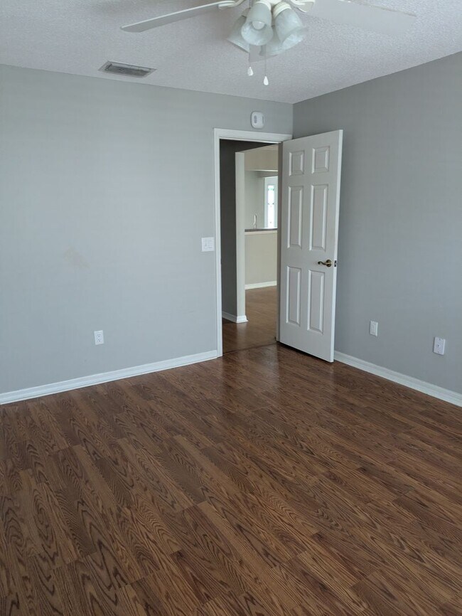 Building Photo - 866 Oak Forest Dr