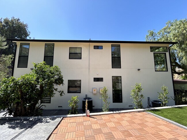 Building Photo - Newly Built 4 bed 2 bath unit (2024)