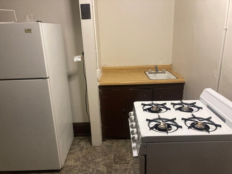 Building Photo - 3431 W Kilbourn Ave