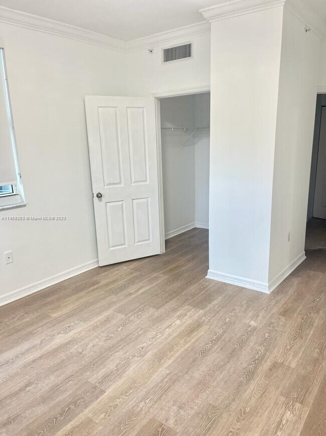 Building Photo - 9172 Collins Ave