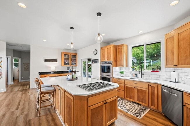 Building Photo - Exquisite Fox Island Home 3 Bedroom, 3.5 B...