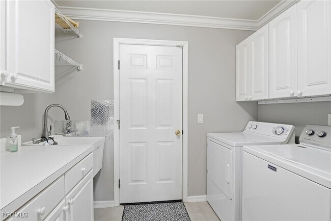 Building Photo - 11041 Iron Horse Way