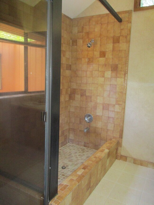 Building Photo - ( Oakcrest) 3/ 2 spacious home