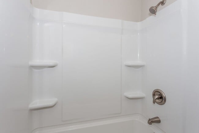 Building Photo - Spacious 4 bedroom home with detached 2 ca...