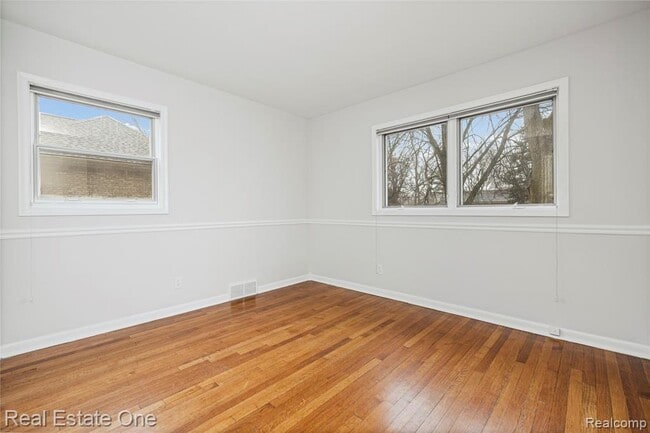 Building Photo - 2360 Pine View Dr