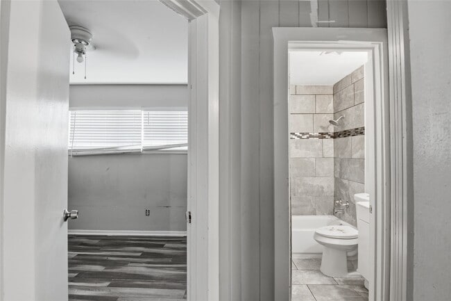 Building Photo - 5010 Ennis St