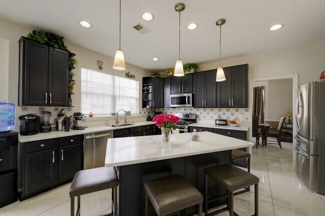 Building Photo - Luxurious Single Family Home in Emerald Farm