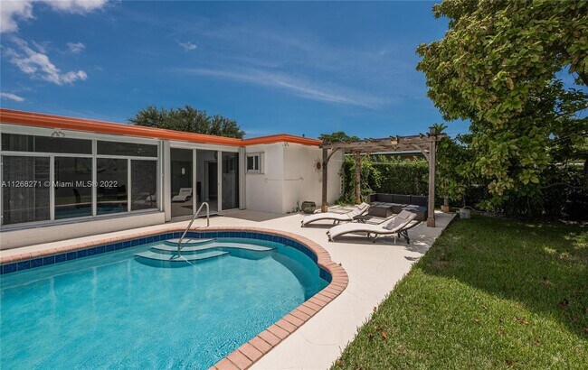 Building Photo - 810 S Rainbow Dr