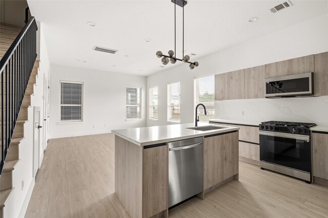 Building Photo - 107 Tolima Dove St