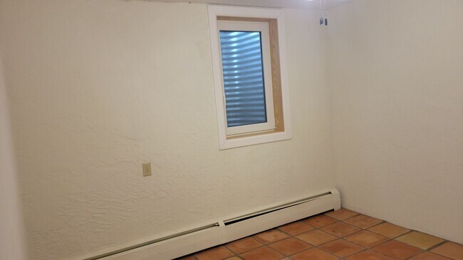 Building Photo - 3 Bed, 3 Bath with Downstairs Kitchenette ...