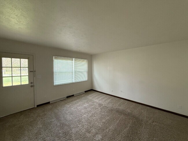 Building Photo - 823 Mathews Rd