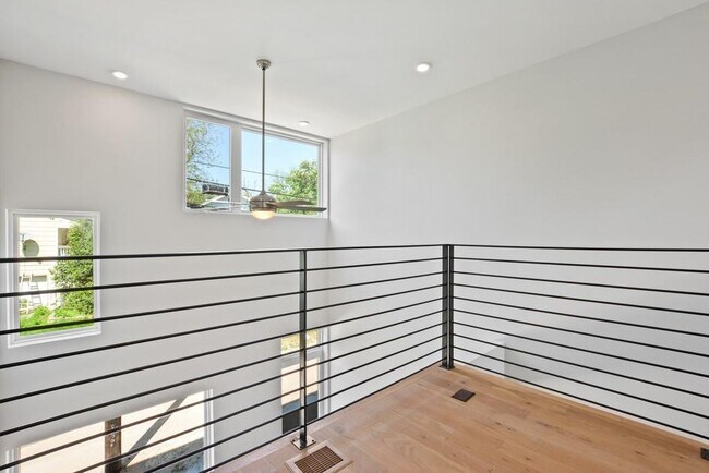 Building Photo - 2002 E 7th St