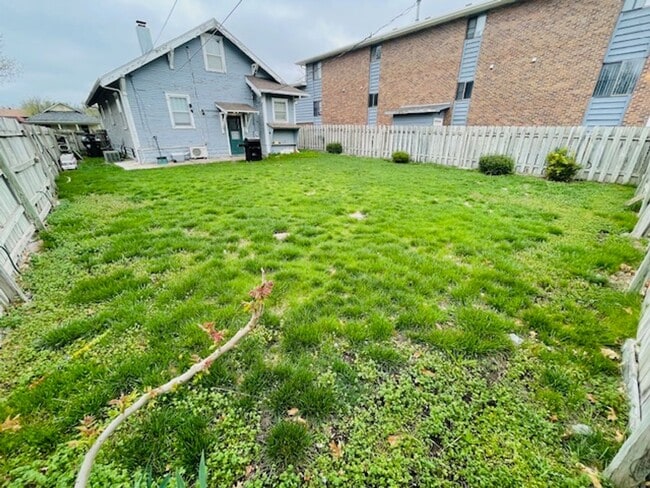 Building Photo - Spacious Home w/ Fenced Backyard