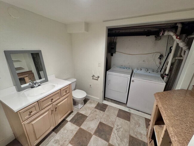 Building Photo - Beautiful Home in Portsmouth!| Showings No...