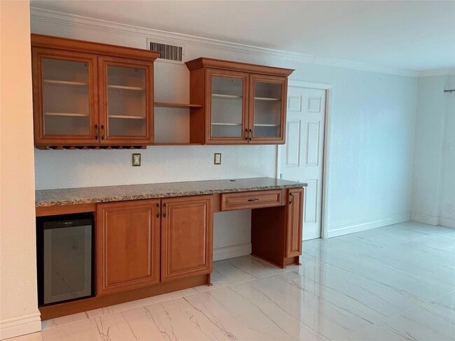 Building Photo - 1160 Hillsboro Mile Unit 904