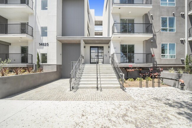 Building Photo - 14825 Delano St