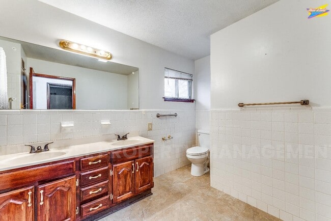 Building Photo - 8410 E Castle Dr