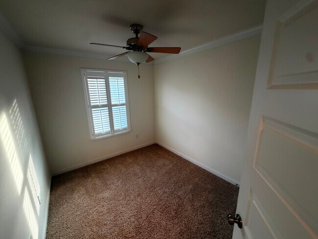 Building Photo - 8217 Center Path Ln