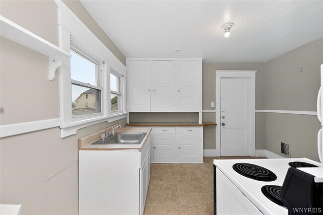 Building Photo - 2463 South Ave