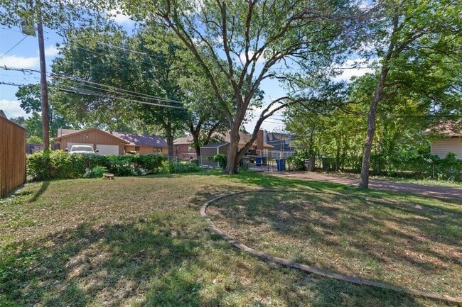 Building Photo - WELCOME TO OAK PARK ESTATES
