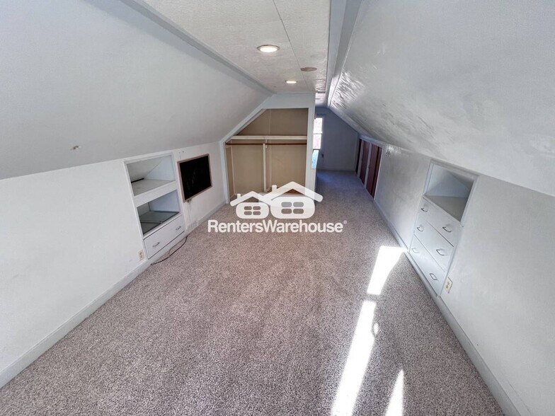 Building Photo - 2949 York Ave N