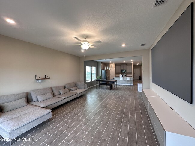 Building Photo - 3960 Cloverdale Ct