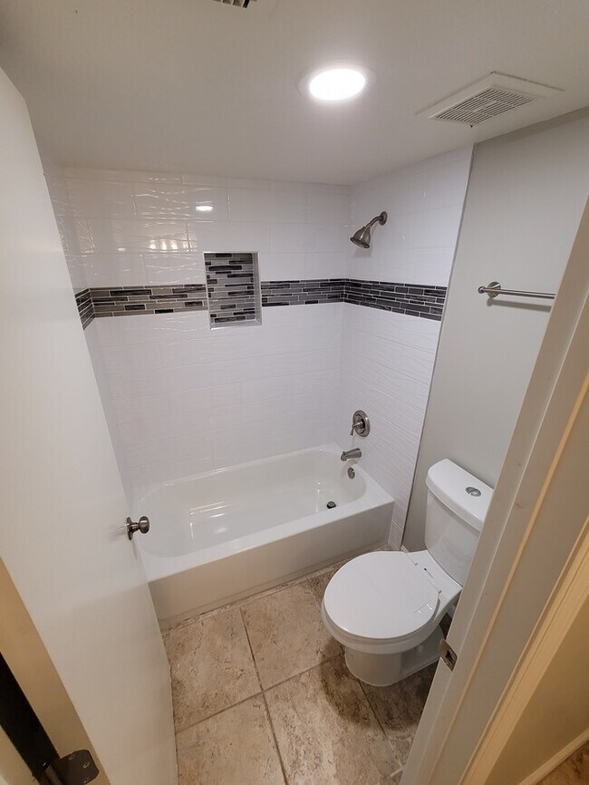 Building Photo - Updated 2/2 condo with 2 master bedrooms!