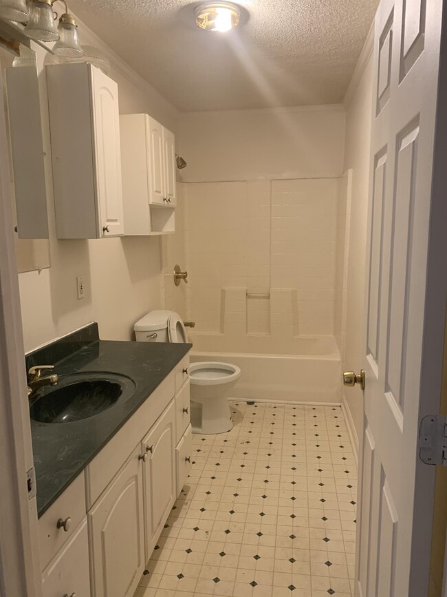 Building Photo - 402 Scott St