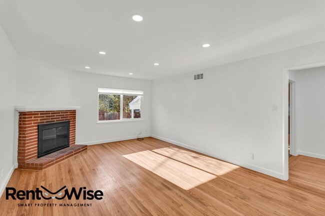 Building Photo - 838 Crompton Rd