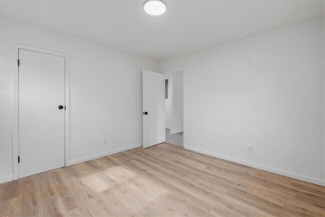 Building Photo - 608 N College Dr