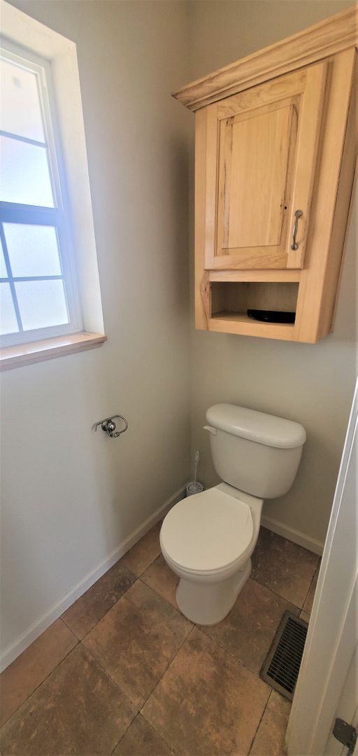 Building Photo - 2 Bedroom 1.5 Bathroom & 1 Car Garage For ...