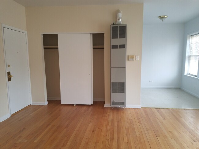 Building Photo - Spacious Studio in Beverly