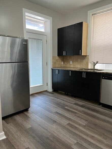 kitchen - 1615 W Barry Ave