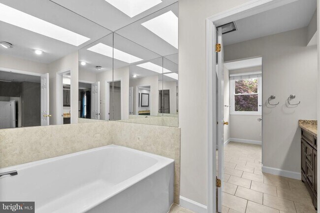 Building Photo - 1119 Halesworth Dr