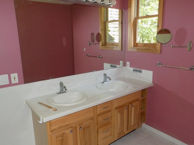 Building Photo - 5 Acorn Ln