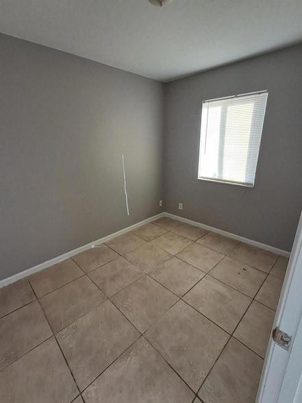 Building Photo - 2702 Lakeview Dr W